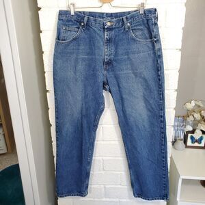 Wrangler Jeans Mens Size 38X30 Relaxed Fit Denim Blue Jeans Medium Wash 976T1DR